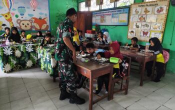 Babinsa Kodim 1420/Sidrap Kawal Program Makan Gratis Bergizi di Sekolah Wilayah Kabupaten Sidrap