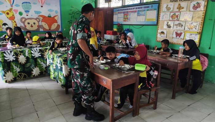 Babinsa Kodim 1420/Sidrap Kawal Program Makan Gratis Bergizi di Sekolah Wilayah Kabupaten Sidrap