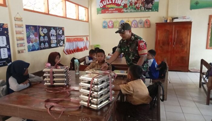 Babinsa Koramil Sidrap Aktif Mengawal Pendistribusian MBG, Tumbuhkan Kerjasama TNI-Pemerintah dan Hubungan dengan Masyarakat