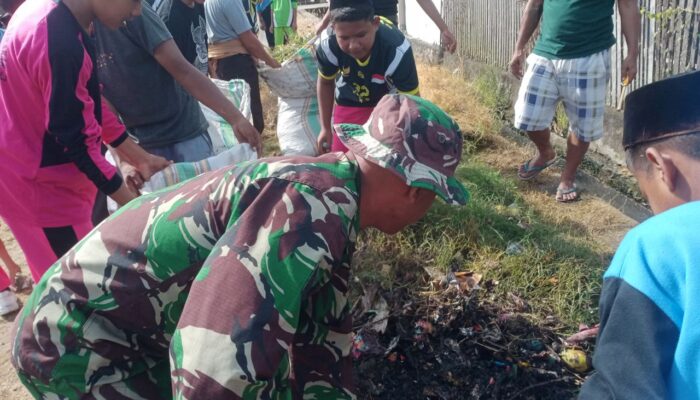 Antisipasi Banjir dan Penyakit, Babinsa Bersama Warga Polewali Gotong Royong Bersihkan Saluran Air