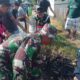 Antisipasi Banjir dan Penyakit, Babinsa Bersama Warga Polewali Gotong Royong Bersihkan Saluran Air