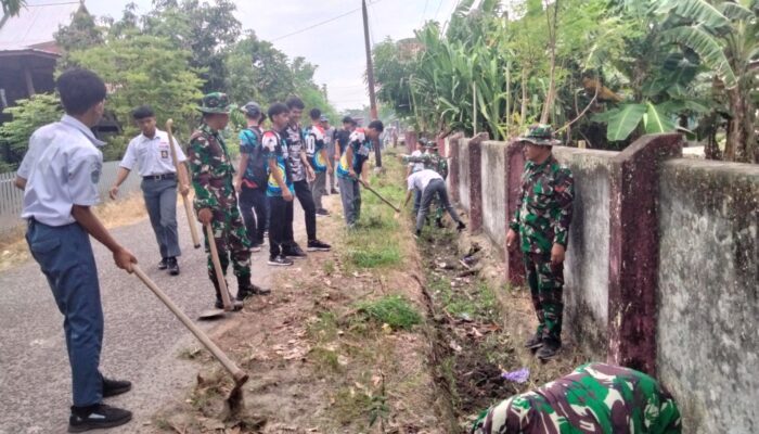 Personel Koramil 1420-04/Watang Pulu Bersama Siswa SMK Negeri 3 Sidrap Gelar Karya Bakti Bersihkan Saluran Air