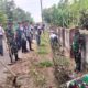 Personel Koramil 1420-04/Watang Pulu Bersama Siswa SMK Negeri 3 Sidrap Gelar Karya Bakti Bersihkan Saluran Air
