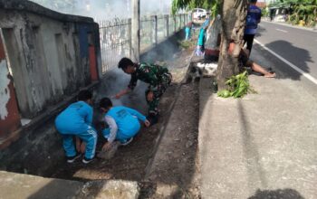 Bersihkan Sekitar Perkuburan Lagon, Babinsa Baranti Sinergi dengan Staf Kelurahan dan Siswa Sekolah