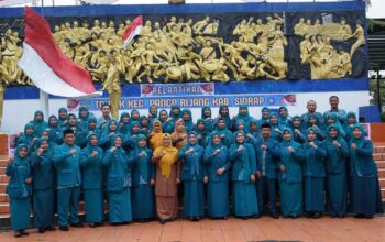 Hujan Tak Surutkan Semangat, Pelantikan Ketua TP PKK dan Bunda PAUD Panca Rijang Berlangsung Khidmat