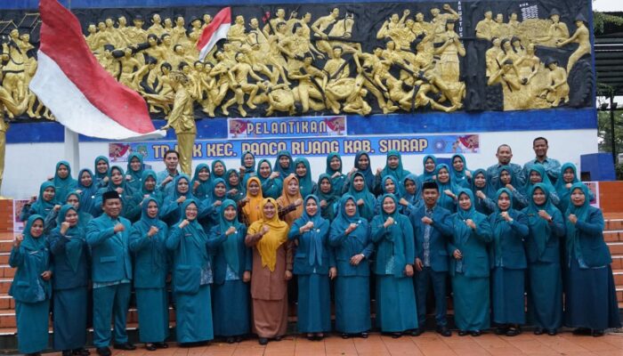 Hujan Tak Surutkan Semangat, Pelantikan Ketua TP PKK dan Bunda PAUD Panca Rijang Berlangsung Khidmat