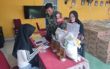 BABINSA MOJONG DAMPINGI PENYALURAN BANTUAN PAANGAN BULAN FEBRUARI-MARET DI SIDRAP