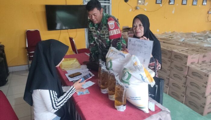 BABINSA MOJONG DAMPINGI PENYALURAN BANTUAN PAANGAN BULAN FEBRUARI-MARET DI SIDRAP