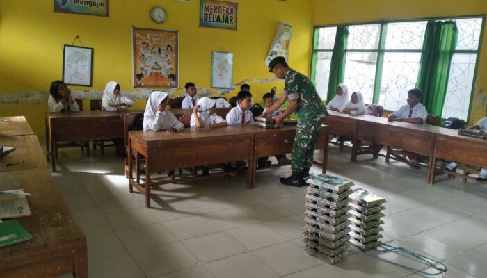 Babinsa Ramil Jajaran Kodim 1420/Sidrap Lakukan Pendampingan Program Makan Bergizi Gratis, Pastikan Kualitas dan Kebersihan