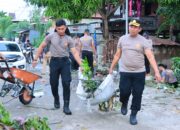 Polisi dan Warga di Sidrap Gotong Royong Bersihkan Selokan Cegah Banjir