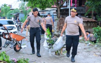 Polisi dan Warga di Sidrap Gotong Royong Bersihkan Selokan Cegah Banjir