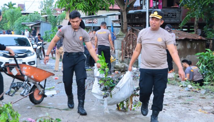 Polisi dan Warga di Sidrap Gotong Royong Bersihkan Selokan Cegah Banjir