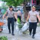 Polisi dan Warga di Sidrap Gotong Royong Bersihkan Selokan Cegah Banjir