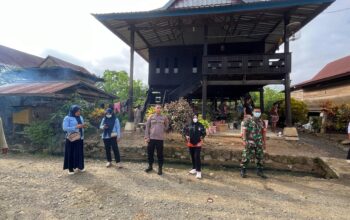 Babinsa Kelurahan Tanrutedong Gagas Kerja Bakti: Bersihkan Selokan dan Cegah Demam Berdarah Bersama Warga