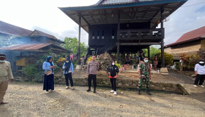 Babinsa Kelurahan Tanrutedong Gagas Kerja Bakti: Bersihkan Selokan dan Cegah Demam Berdarah Bersama Warga