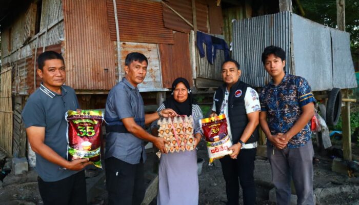 Polisi Peduli, Sat. Narkoba Polres Sidrap Serahkan Bantuan Kepada Warga